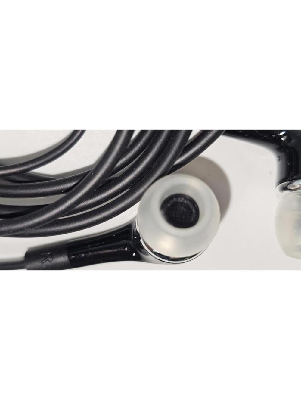 Wired In-Ear Earphones with Inline Volume Control - Picture 3 of 8
